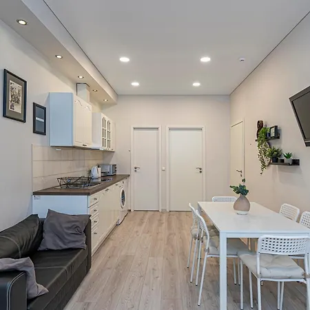 Centre 3bd By Hostlovers